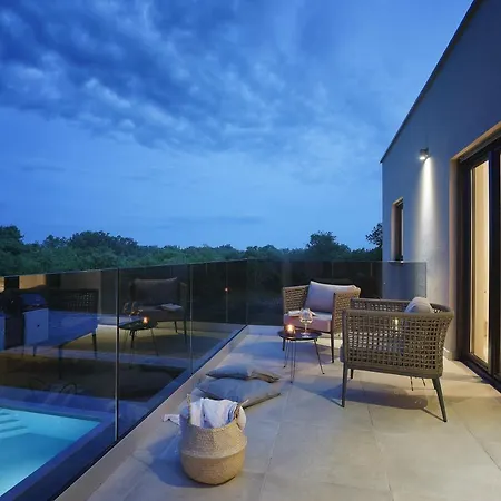 Mit Privatem Pool, Wlan, 4 Klimas Und Tollem Bbq-bereich Semesterbostad